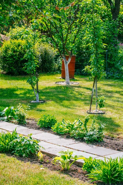 Hermosa casa jardín Asignación en primavera — Foto de Stock