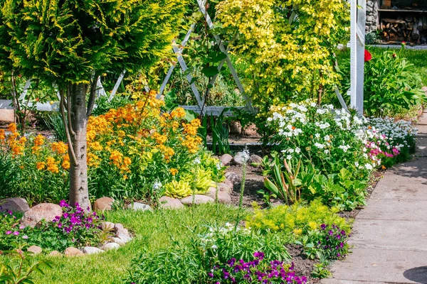 Hermosa casa jardín Asignación en primavera — Foto de Stock