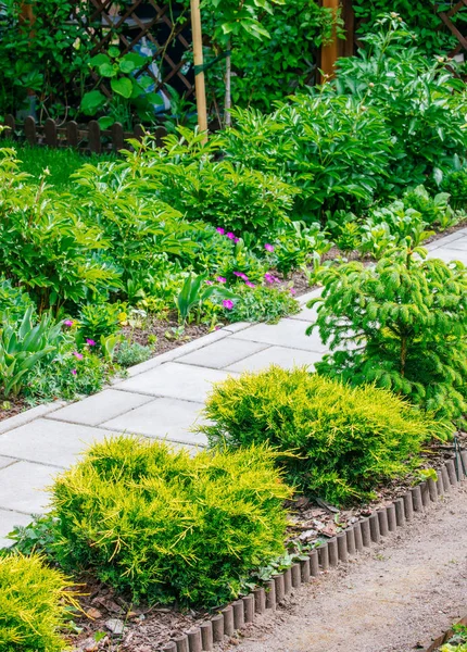 Hermosa casa jardín Asignación en primavera — Foto de Stock