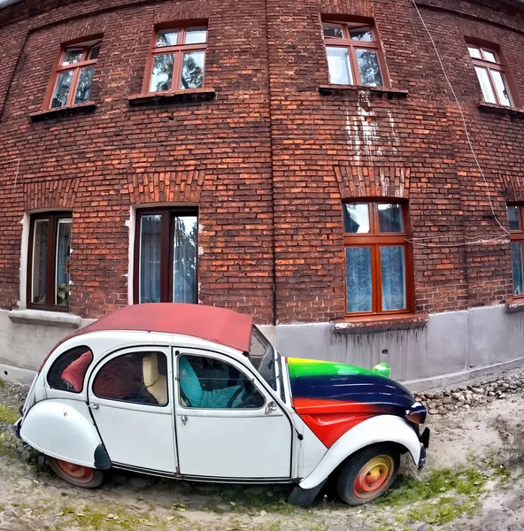 Oldtimer steht gegen Altbau — Stockfoto