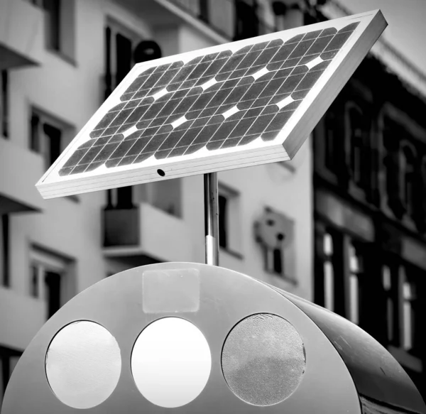 Painéis solares em casas residenciais — Fotografia de Stock