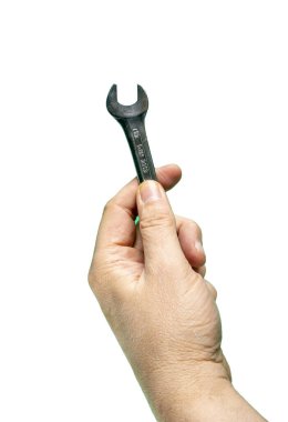 Beyaz arkaplanda kesilen erkek eli anahtarı