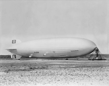 Graf Zeppelin 'i gösteren eski fotoğraf - Hindenburg