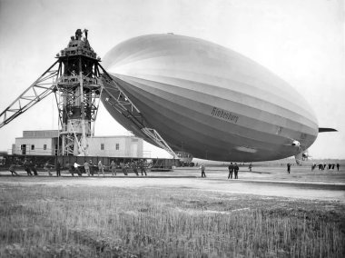 Graf Zeppelin 'i gösteren eski fotoğraf - Hindenburg