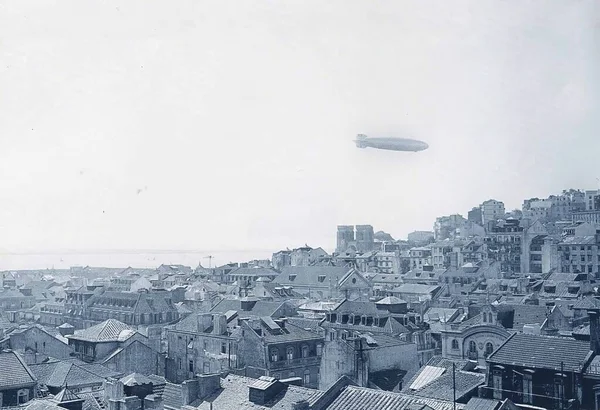 Graf Zeppelin 'i gösteren eski fotoğraf - Hindenburg — Stok fotoğraf