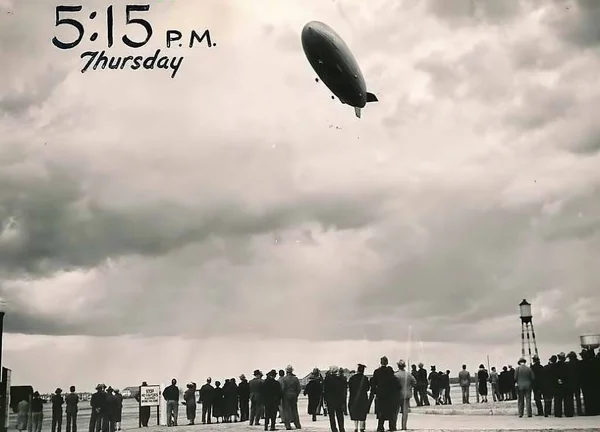 Fotografia antiga mostrando Graf Zeppelin - hindenburg — Fotografia de Stock