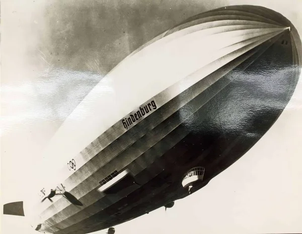 グラフツェッペリンを示す古い写真- hindenburg — ストック写真