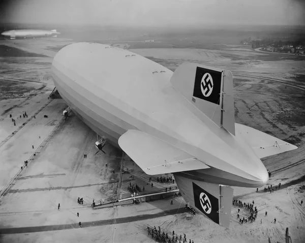 Gamla fotografiet visar Graf Zeppelin - hindenburg — Stockfoto