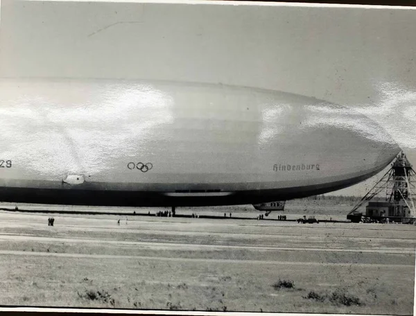 Ancienne photographie montrant Graf Zeppelin - hindenburg — Photo
