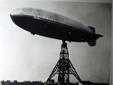 Graf Zeppelin 'i gösteren eski fotoğraf - Hindenburg
