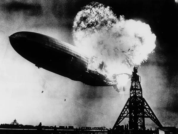 Graf Zeppelin - Hindenburg 를 보여 주는 오래 된 사진 — 스톡 사진