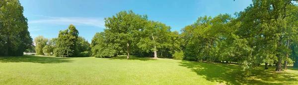 Vista infrarroja del parque público al aire libre —  Fotos de Stock