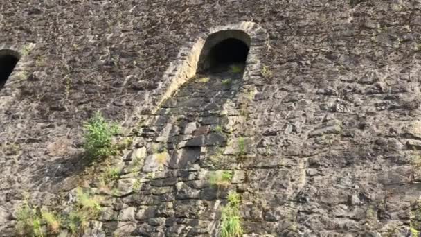 Presa histórica alemana en el lago Bystryckie en el suroeste de Polonia — Vídeos de Stock