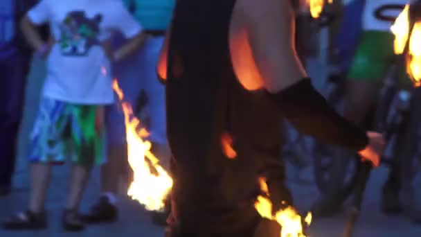 Ateş gösterisi. Bir grup profesyonel sanatçı çeşitli yangın tesislerini icra ediyor. — Stok video