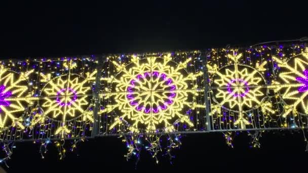 Decoraciones navideñas en la calle en Polonia — Vídeo de stock