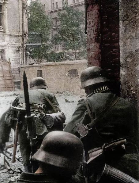 Membros da Divisão de Granadeiros "Grossdeutschland" em uma luta de rua em Rostov-on-Don, 1944 — Fotografia de Stock