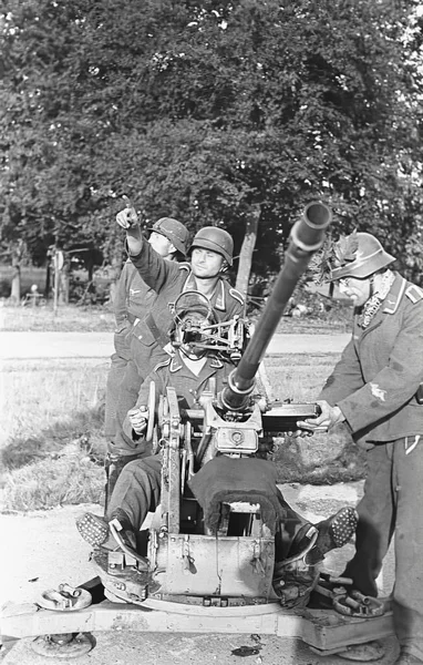 Німецька зенітна гармата 2 см Flak 30 під час атаки Союзників на Арнемський сад, Арнем, Нідерланди, вересень 1944, фото 2 з 6 — стокове фото