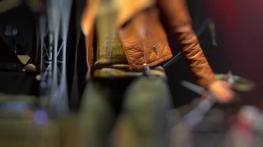 Genç çekici rock kızı pop şarkısını söylüyor.