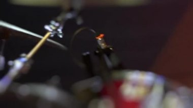 Genç çekici rock kızı sahneye çıkıyor.