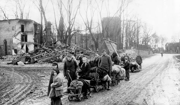 Printemps 1945. Des Allemands de Prusse orientale fuient l'Armée rouge — Photo