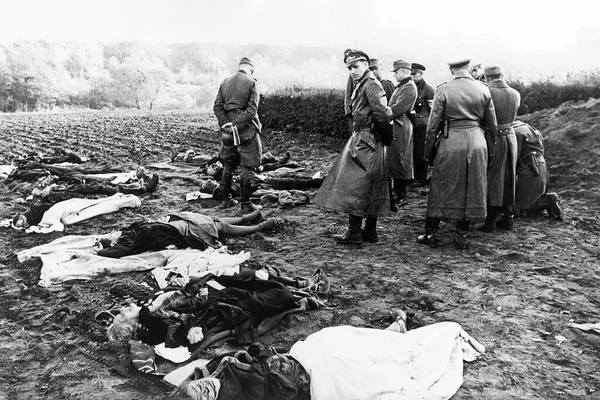 Octubre 1944 Oficiales alemanes en el pueblo de Nemmersdorf , — Foto de Stock