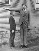 22. února 1918 se Robert Wadlow narodil v Altonu (USA). Dítě mělo průměrnou velikost a nic nenasvědčovalo tomu, že by v budoucnu byl nejvyšším mužem na světě. Ve věku 22 let dosáhl kolosální výšky 272 cm.  