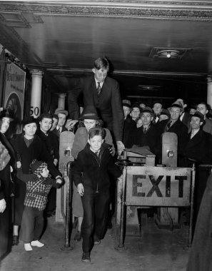 22 Şubat 1918 'de Robert Wadlow Alton (ABD)' de doğdu. Bebek ortalama büyüklükteydi ve gelecekte onun dünyanın en uzun adamı olacağına dair bir belirti yoktu. 22 yaşında 272 cm 'lik muazzam bir yüksekliğe ulaştı..  