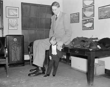 On February 22, 1918, Robert Wadlow was born in Alton (USA).  The infant was of average size and there was no indication that in the future he would be the tallest man in the world.  At the age of 22 he reached a colossal height of 272 cm.   clipart