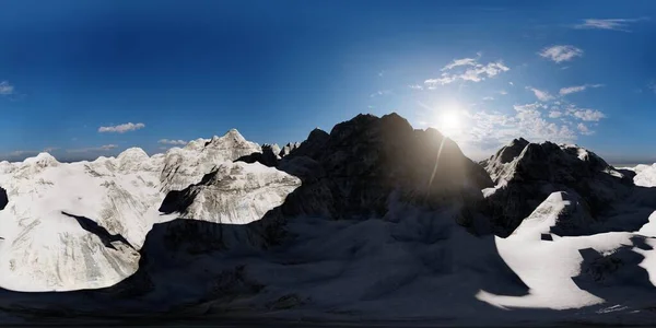 Volare sulle montagne nella giornata di sole rendering 3d — Foto Stock