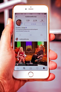 Wroclaw 'da. POLAND- 20 Ekim 2016: Donald Trumps Instagram hesabı Iphone 6 +,