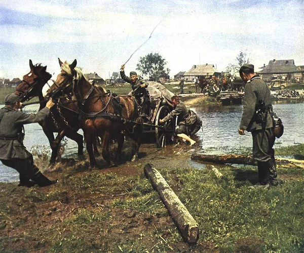 Soldats nazis allemands pendant la Seconde Guerre mondiale en photographie historique — Photo