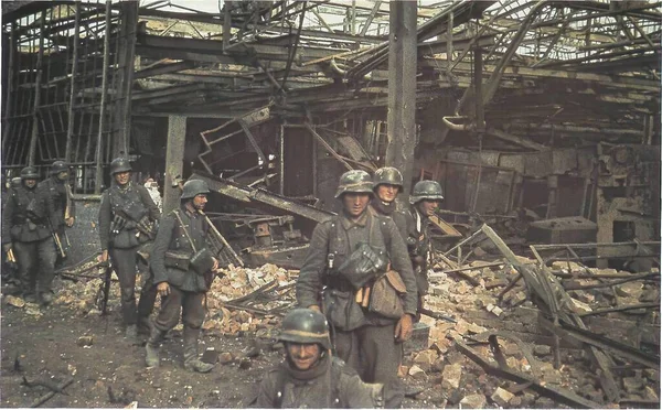 Soldados nazistas alemães na Segunda Guerra Mundial em fotografia histórica — Fotografia de Stock