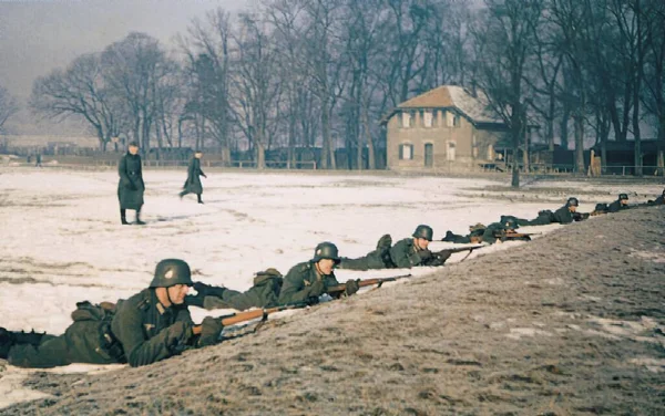 Soldados alemanes nazis en la Segunda Guerra Mundial en fotografía histórica — Foto de Stock
