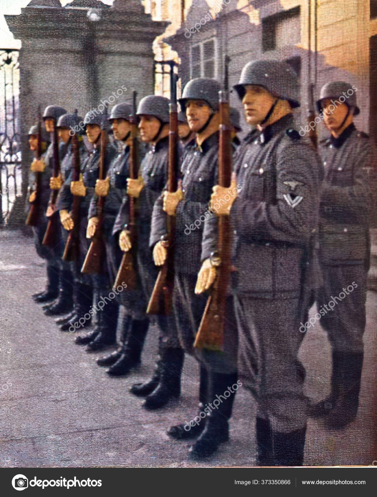 2 차 세계 대전 당시 나치 독일 군인들의 역사적 인 사진 — 스톡 에디토리얼 사진 © DarioStudios #373350866