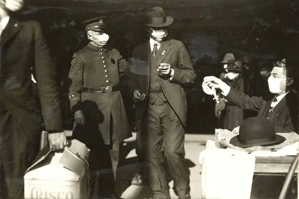 1918-1919. Епідемія "іспанки" поширилася по всьому світу. — стокове фото