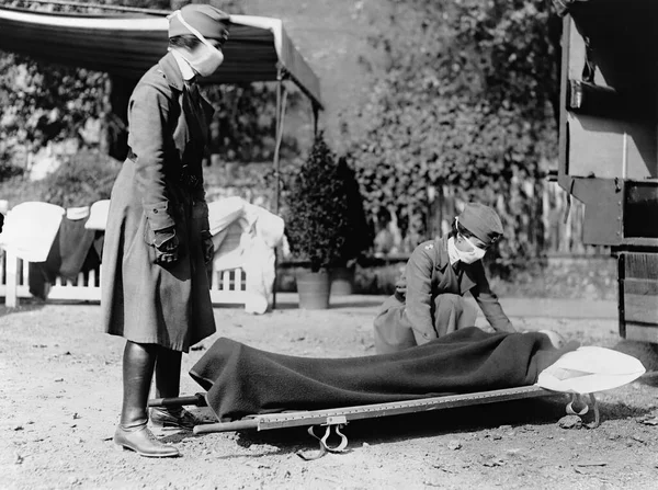 1918-1919. Uma epidemia de "gripe espanhola" espalhou-se por todo o mundo — Fotografia de Stock