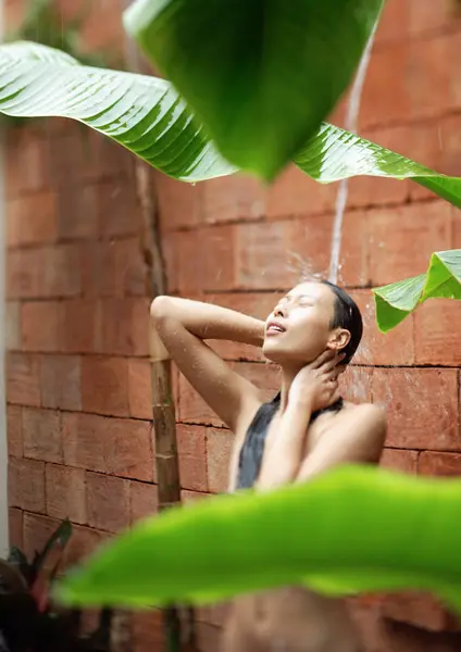 Vrouw nemen douche — Stockfoto