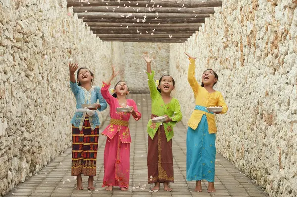 Happy Balinese girls — Stock Photo, Image