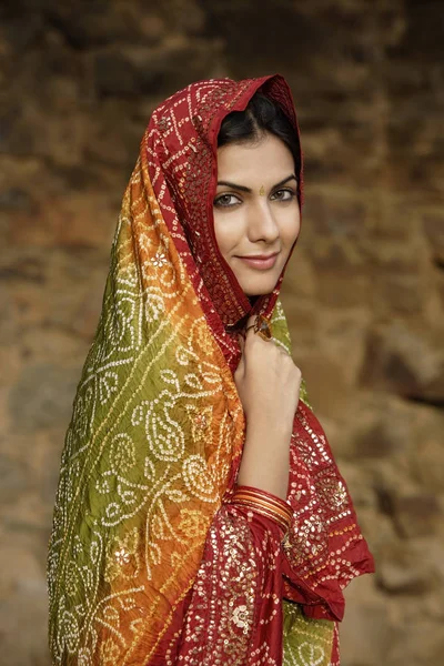 Young woman in sari — Stock Photo, Image