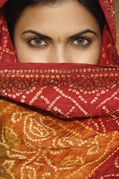 Mujer en sari, cubriendo la cara — Foto de Stock