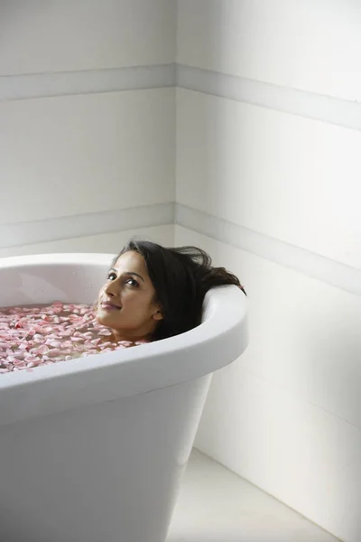 Vrouw leggen in badkuip — Stockfoto
