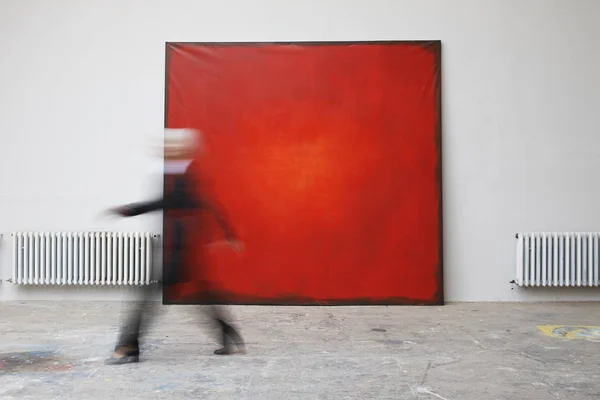 Séta a vörös festés nő — Stock Fotó