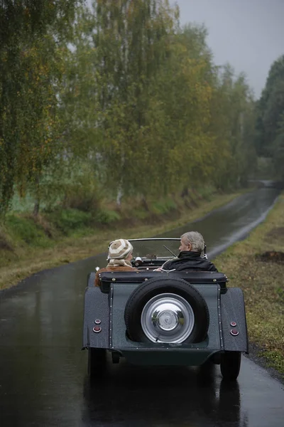 Senior couple driving in antique car — Stock Photo, Image