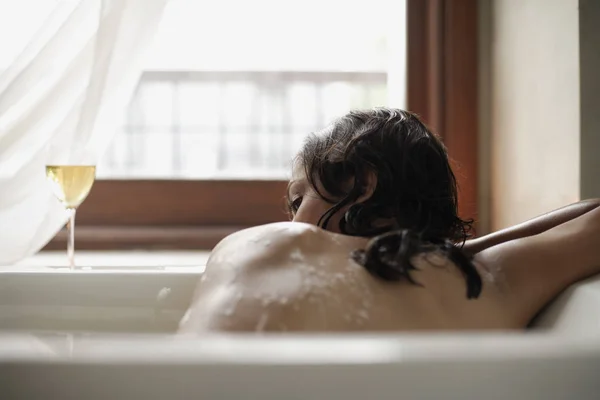 Mujer tendida en la bañera — Foto de Stock