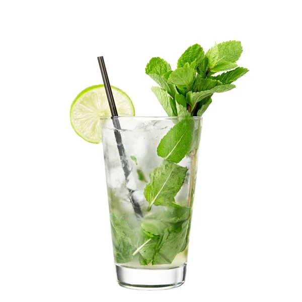 Cocktail alcolico mojito isolato su sfondo bianco — Foto Stock