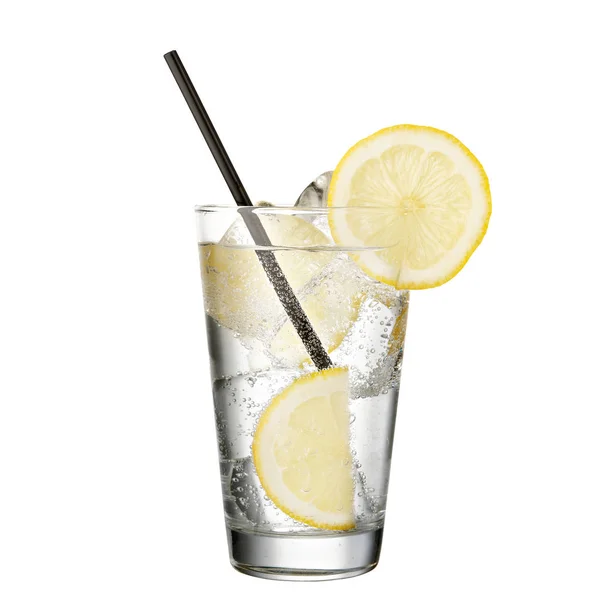 Gin tonic con limone isolato su fondo bianco — Foto Stock