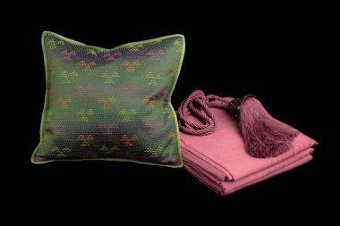 ev çarşaflar ve yastıklar siyah bir zemin üzerine