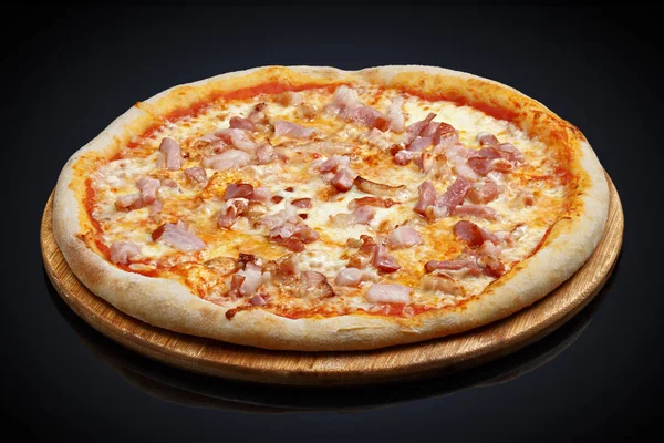 Pizza con pancetta, mozzarella, parmigiano, origano — Foto Stock