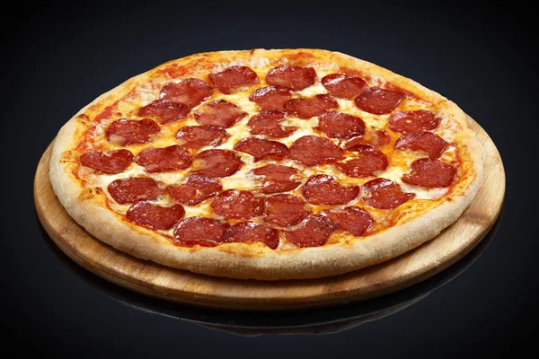 Pizza pepperoni, mozzarella, oregano — Stock Fotó