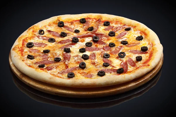 Caccia alla pizza, cacciare salsicce, olive, mozzarella — Foto Stock